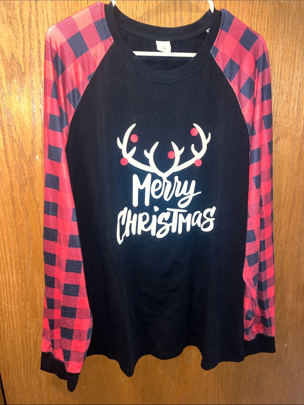 Men's Black 'Merry Christmas' Long-Sleeve Raglan Tee with Red Plaid Sleeves